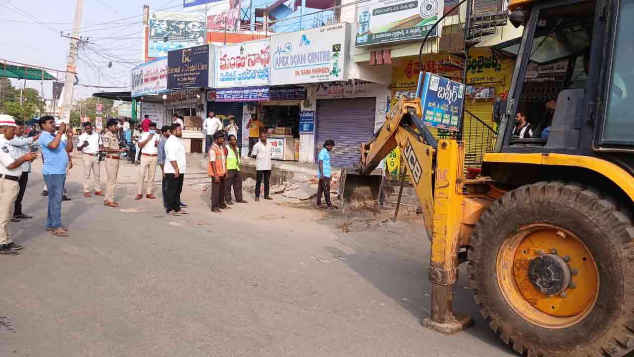 Gadwal | తూతూ మంత్రంగా గద్వాల మున్సిపాలిటీలో కూల్చివేతలు.. ప్రజల్లో అనుమానాలు!