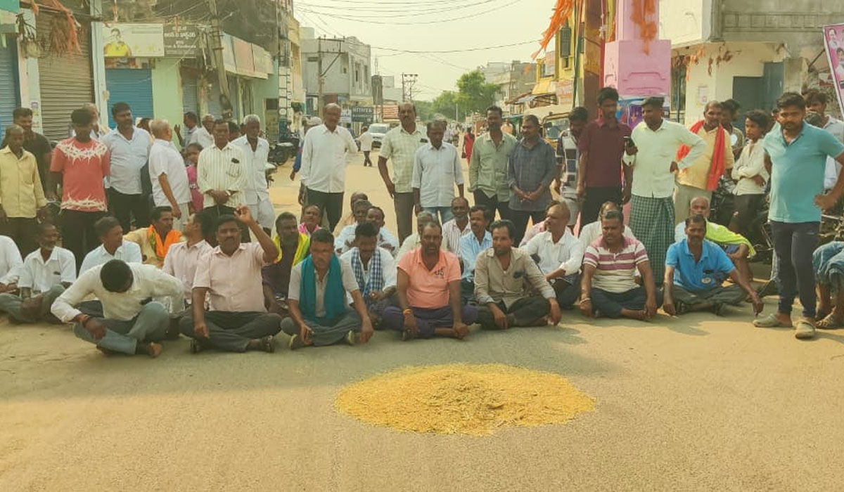 Farmers protest | వరిధాన్యం కొనుగోలు చేయాలని గంభీరావుపేటలో రైతుల ఆందోళన