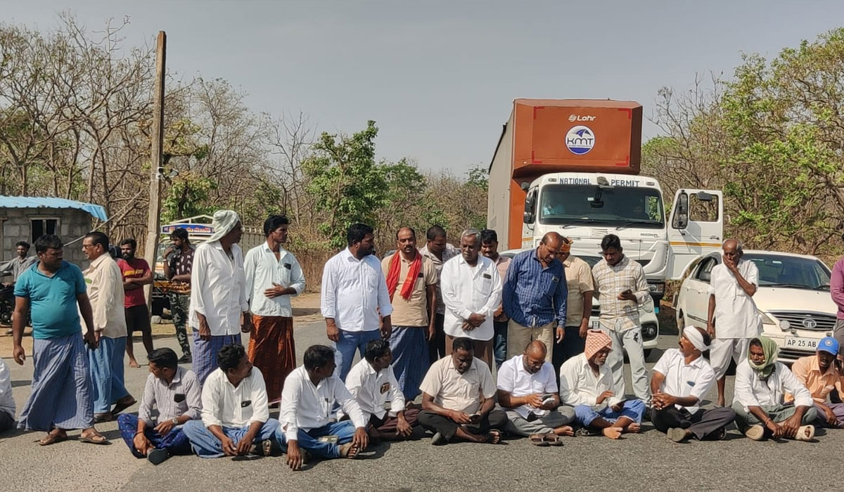 Gambhiraopet | ఆరుగాలం పండించి.. అమ్ముకోవడానికి గంభీరావుపేటలో రోడెక్కిన అన్నదాతలు