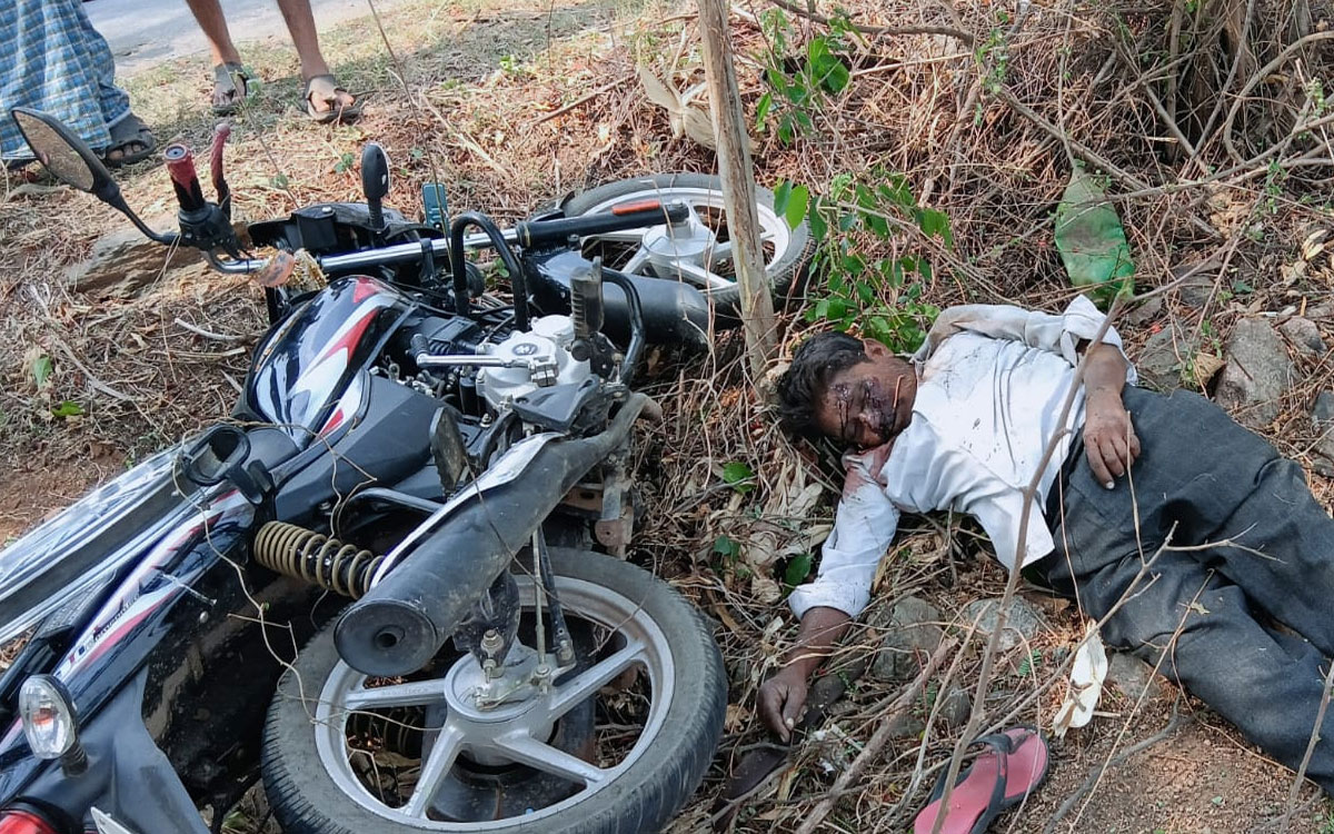 బైక్ అదుపుతప్పి వ్యక్తి మృతి