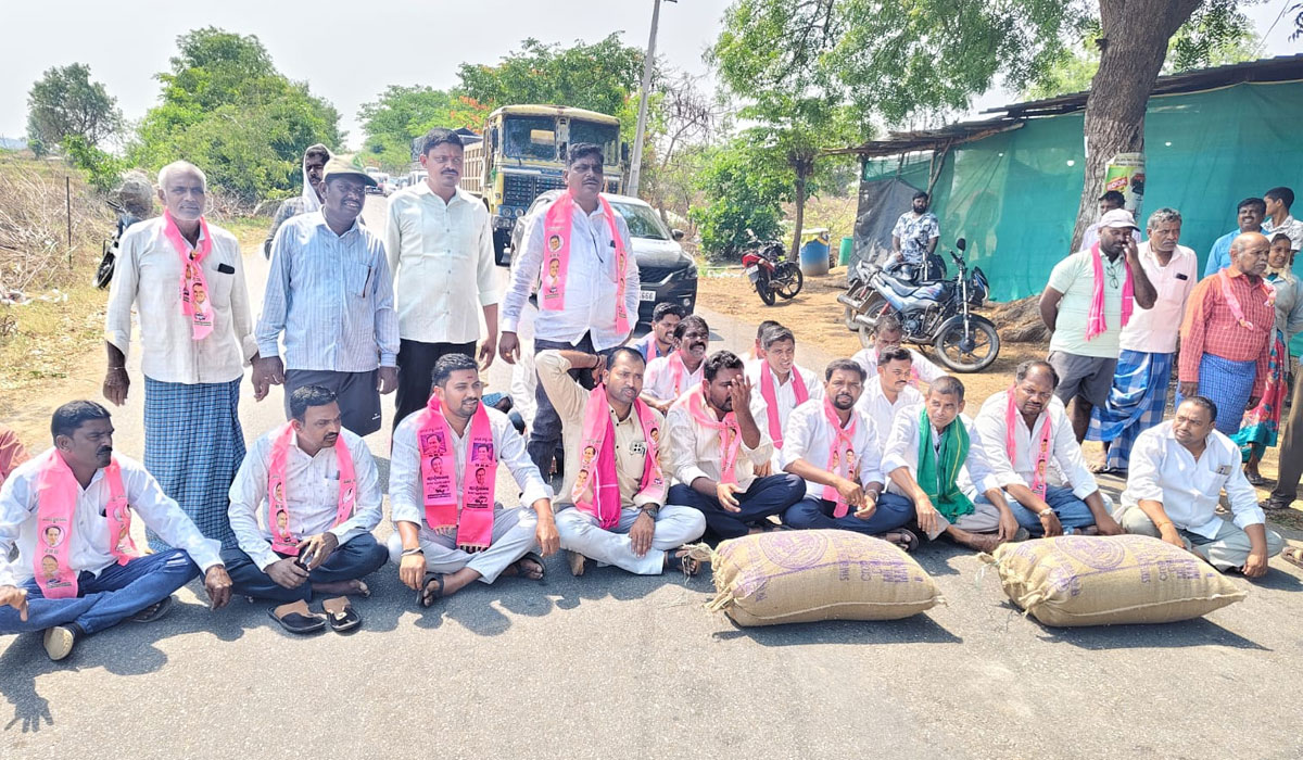 Rudrangi | మ్యాచర్ వచ్చిన ధాన్యం వెంటనే కొనుగోలు చేయాలి.. సెస్ డైరెక్టర్ ఆకుల గంగారాం