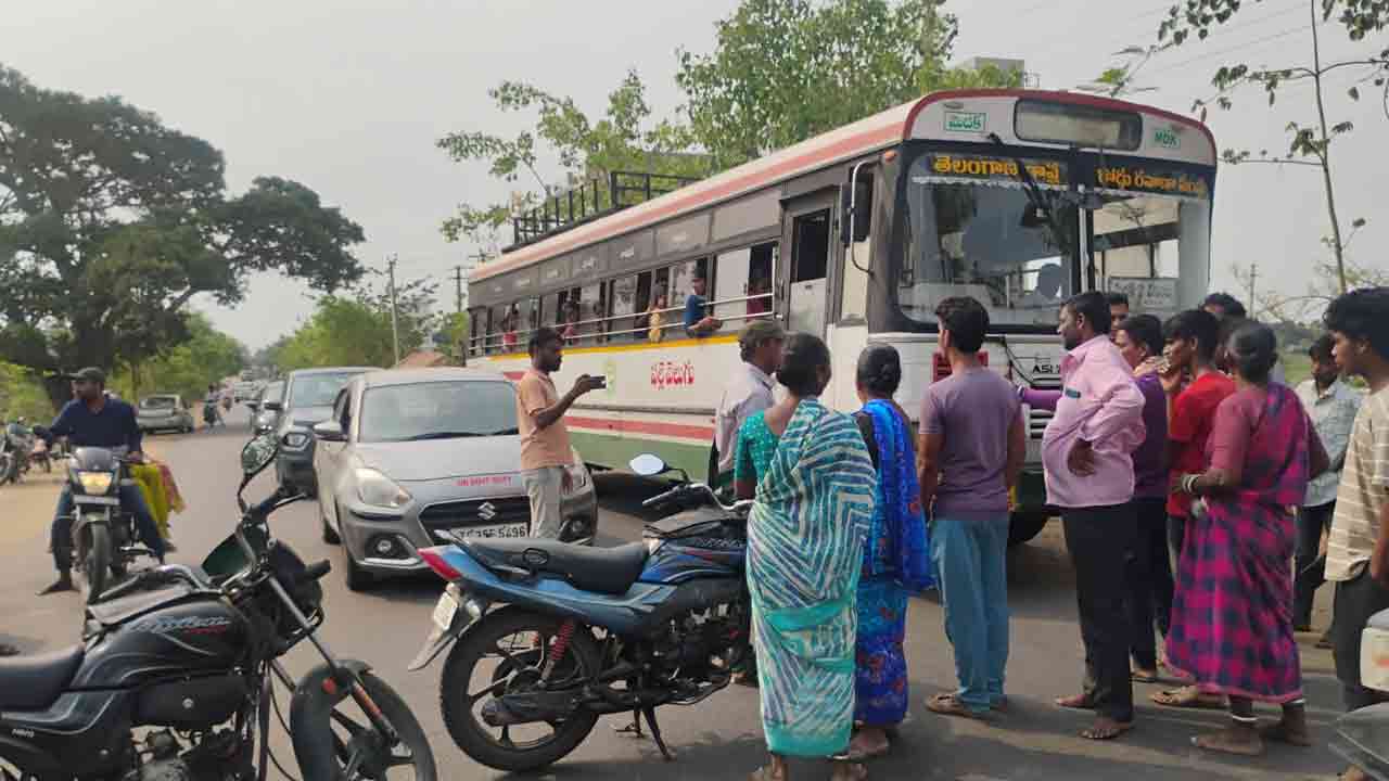 గవ్వలపల్లిలో రైతుల రాస్తారోకో.. లారీలు రావడం లేదంటూ ఆందోళన