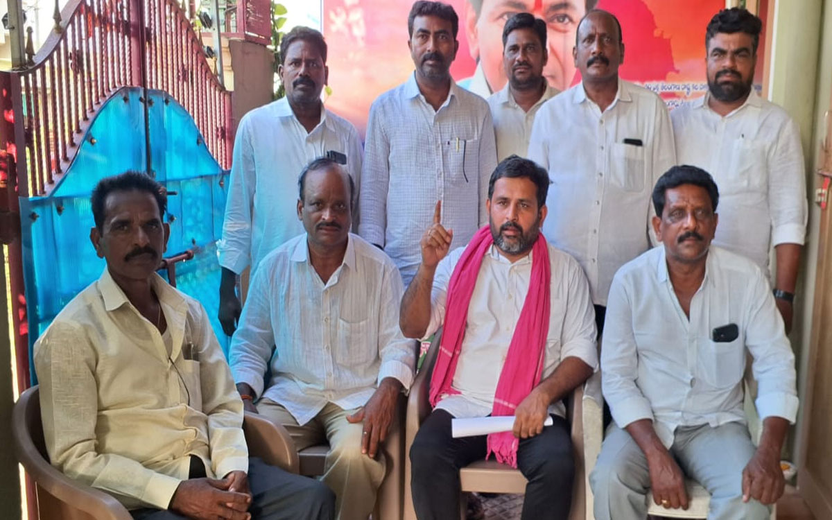 ‘బండి భగీరథను వెంటనే అరెస్ట్ చేయాలి’
