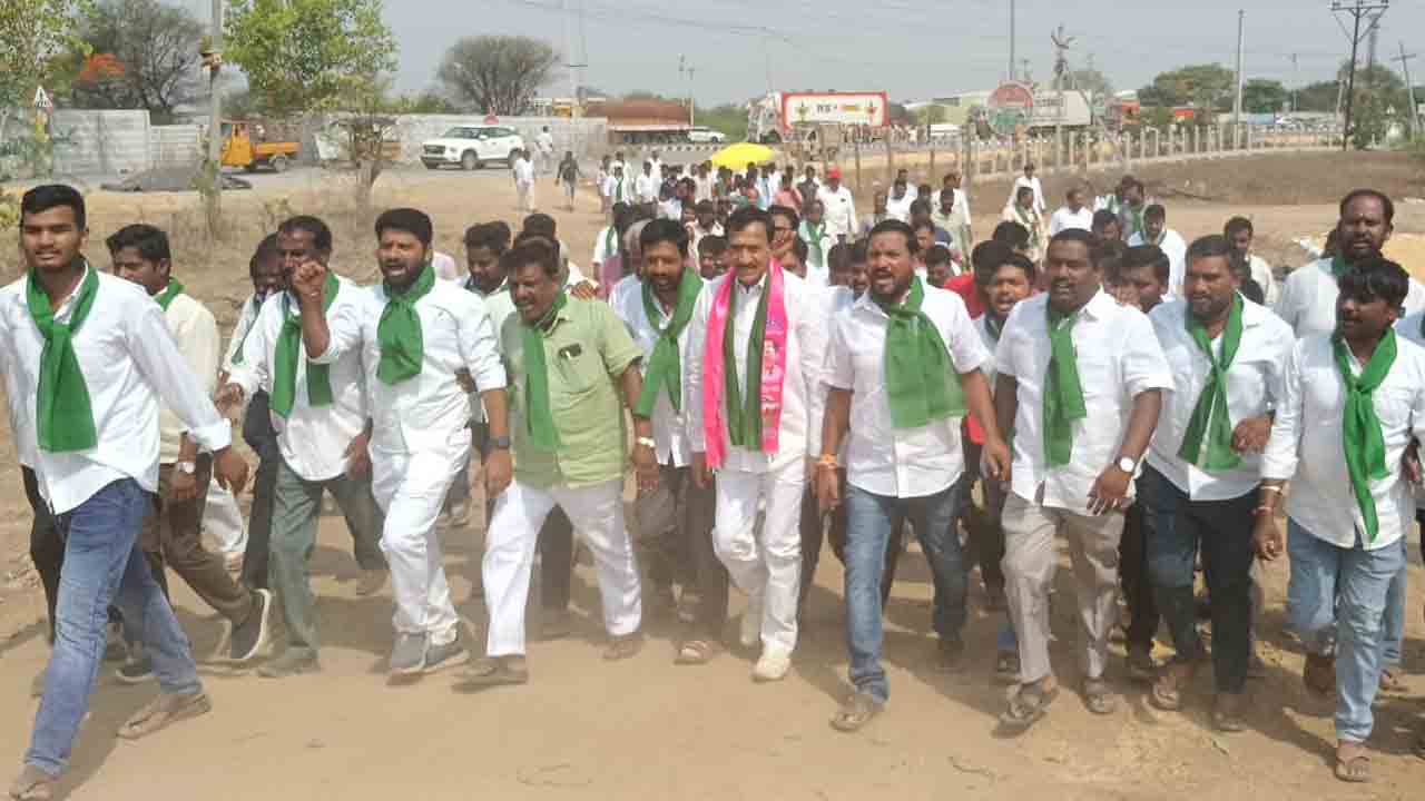 Medak | ధాన్యం కొనుగోలు చేయాలని రైతుల ధర్నా.. అడ్డుకున్న పోలీసులు