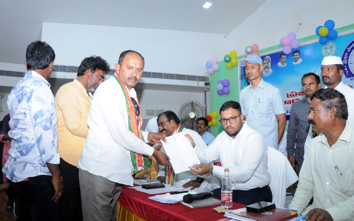 ‘ప్రభుత్వ పాఠశాల అభివృద్ధికి నిధులు మంజూరు చేయండి’