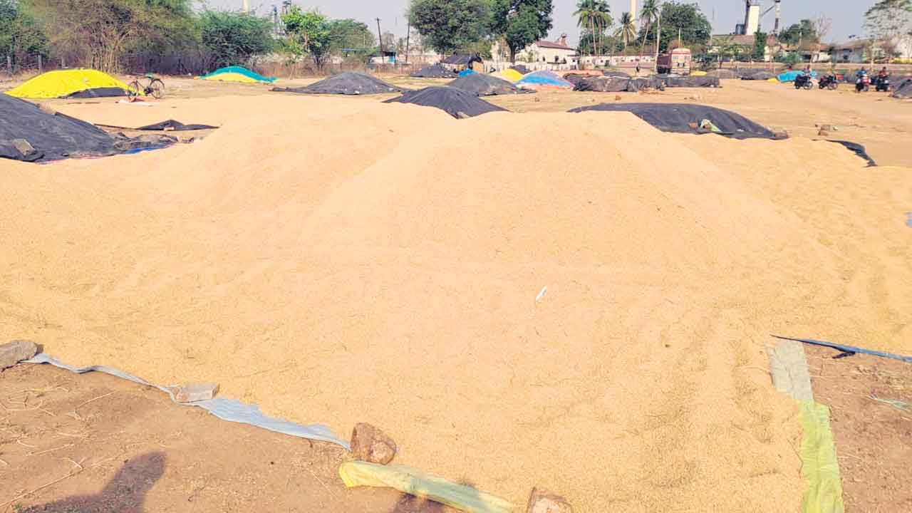 ధాన్యం కొనరు నిర్లక్ష్యం వీడరు