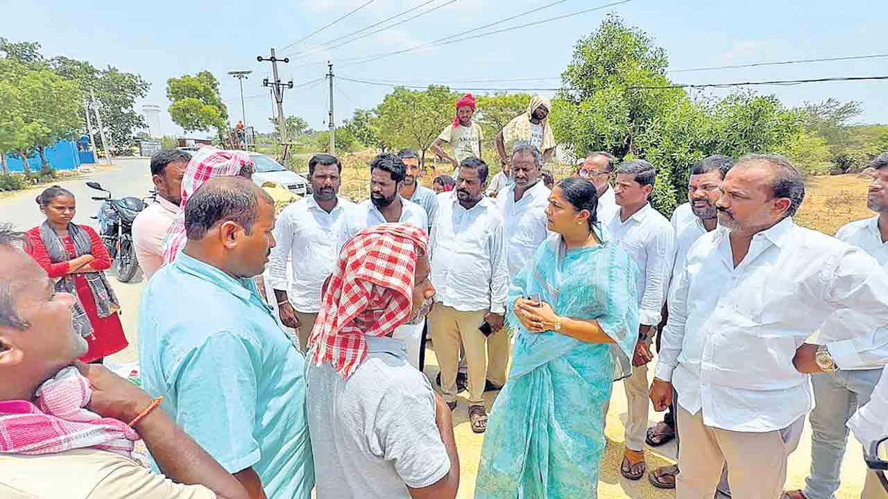 ధాన్యం కొనరు.. లారీల కొరత తీర్చరు