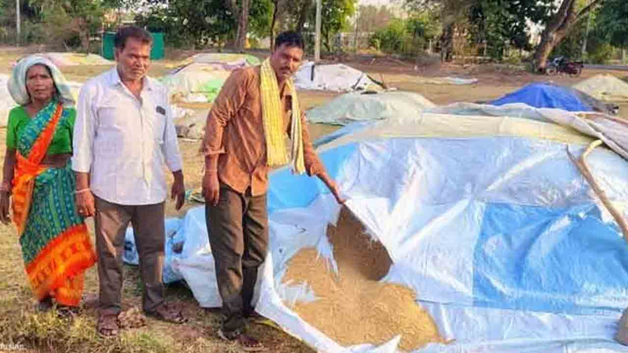 రోహిణీ వచ్చినా.. కొనుగోళ్లు పూర్తికాలే.. ఆందోళన ఉమ్మడి జిల్లా రైతులు