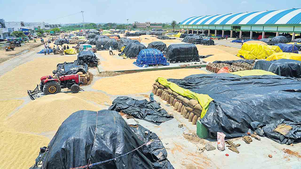 ఎక్కడి ధాన్యం అక్కడే!.. కాంటా పెడ్తలేరని రోడ్డెక్కిన రైతులు
