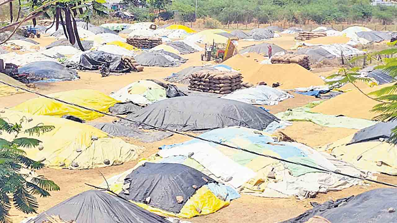 కొనుగోళ్లు పట్టవు.. రైతుగోడూ పట్టదు