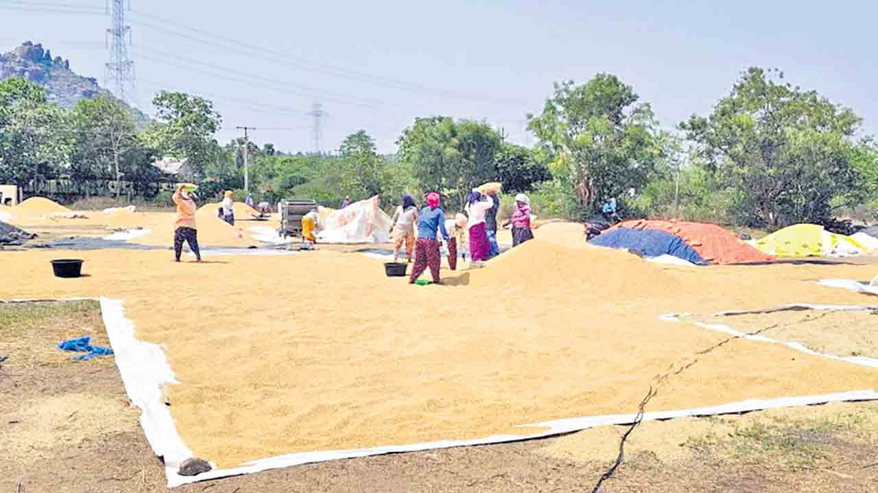 కొనుగోళ్లలో కొర్రీలు.. ధాన్యం కేంద్రాల్లో రైతులను వేధిస్తున్న సిబ్బంది