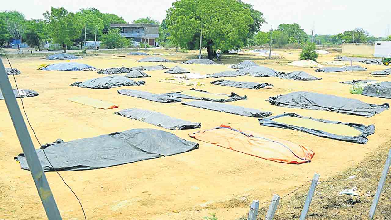 లారీల కొరత.. ముందుకు సాగని కొనుగోళ్లు