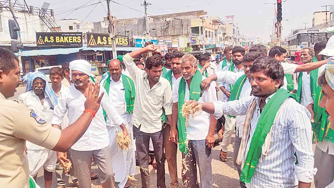 రోడ్డుపై వడ్లు పోసి.. రాస్తారోకో చేసి