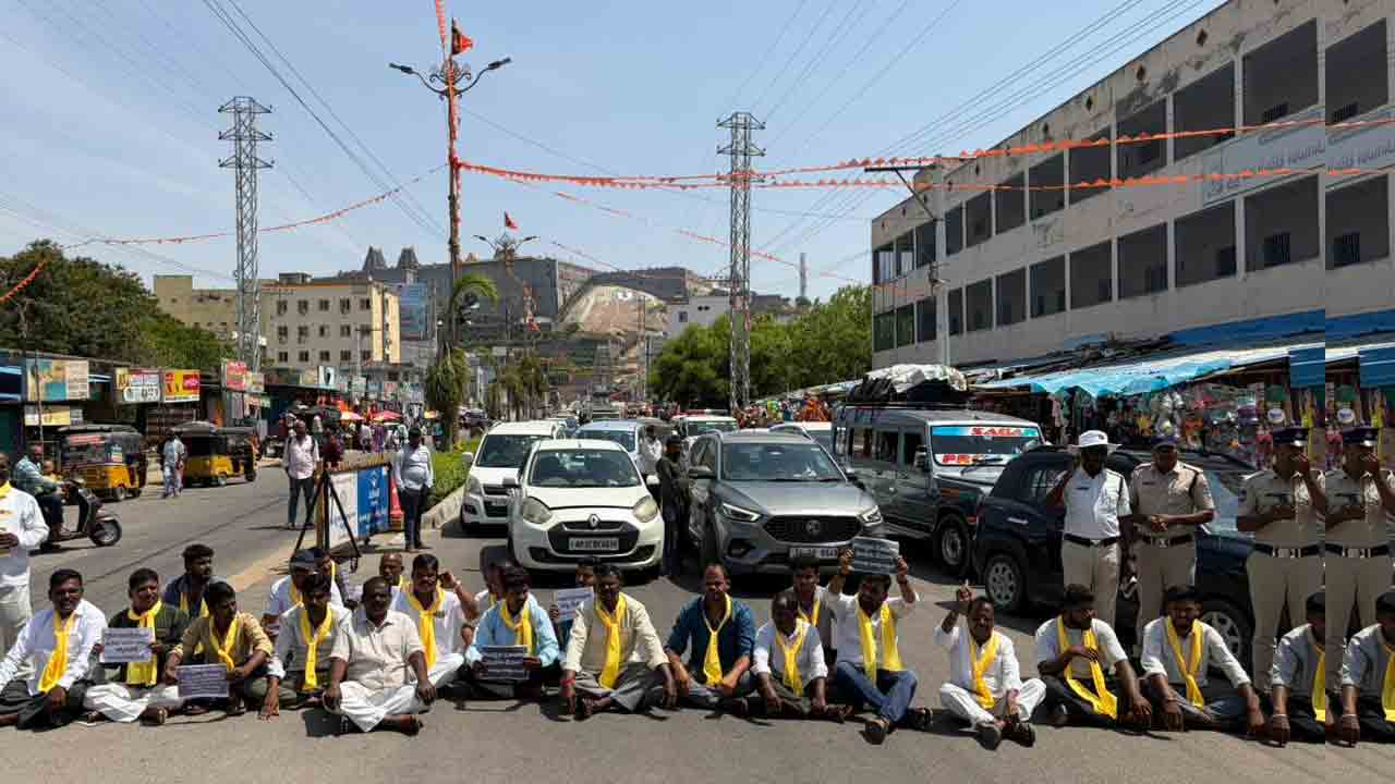 Yadagirigutta | యాదగిరిగుట్టపై యాదాద్రి పరిరక్షణ కమిటీ సభ్యులు ఆందోళన