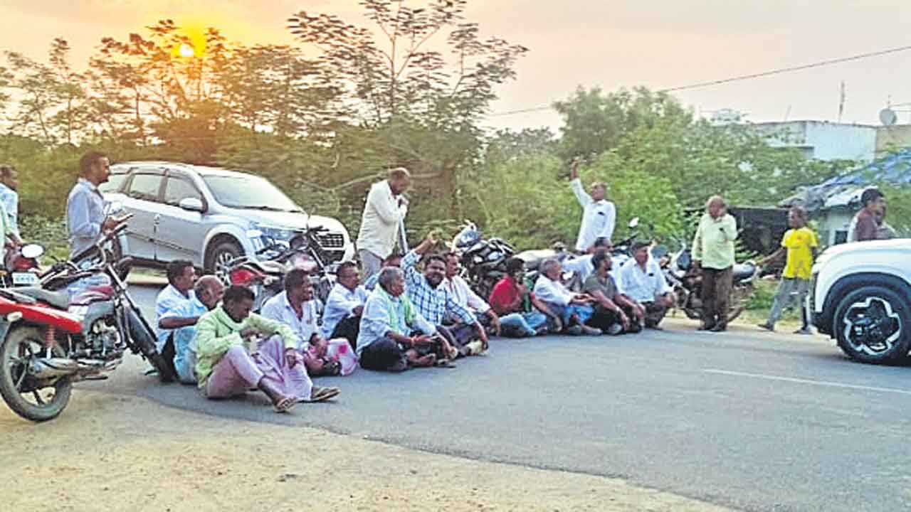 గన్నీ సంచులు.. లారీలు ఎక్కడ?