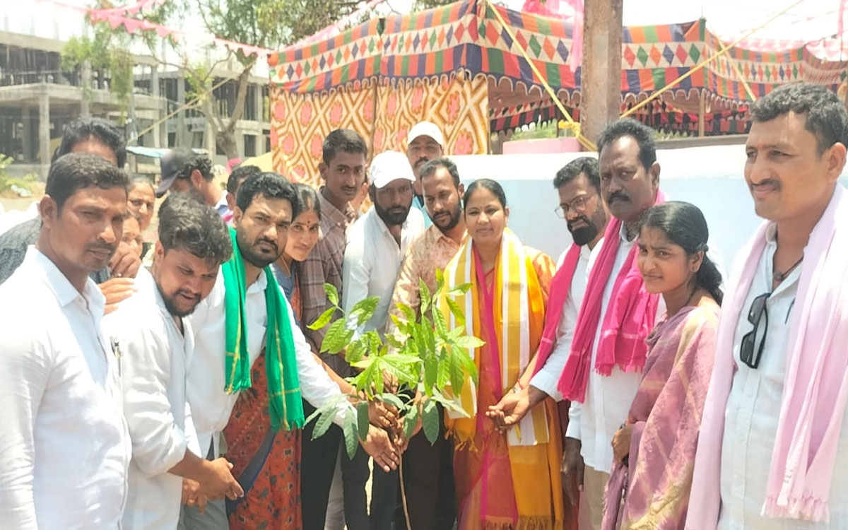 మొక్క నాటిన మాజీ ఎమ్మెల్యే హరిప్రియ నాయక్