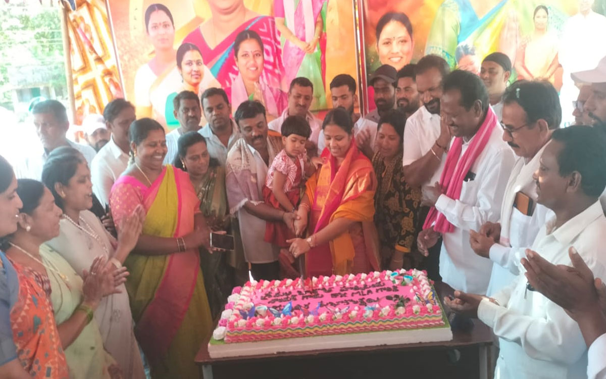 మొక్క నాటిన మాజీ ఎమ్మెల్యే హరిప్రియ నాయక్