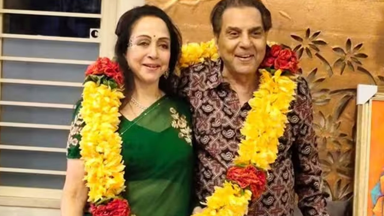 Hema Malini | ముంబైలో ‘లెన్స్ అండ్ లెగసీ’ ఎగ్జిబిషన్.. ధర్మేంద్ర జ్ఞాపకాలతో హేమ మాలిని భావోద్వేగం