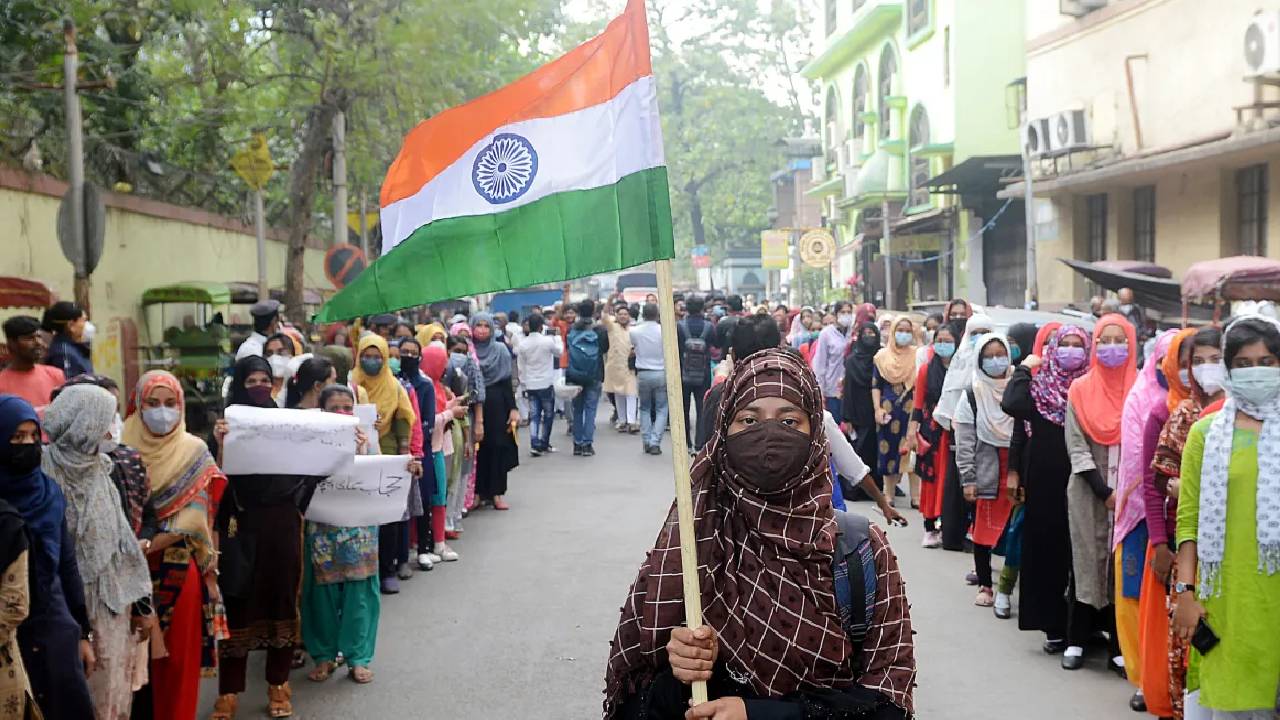 Karnataka | కర్ణాటక సంచలన నిర్ణయం.. విద్యాసంస్థల్లో హిజాబ్ ధరించేందుకు అనుమతి