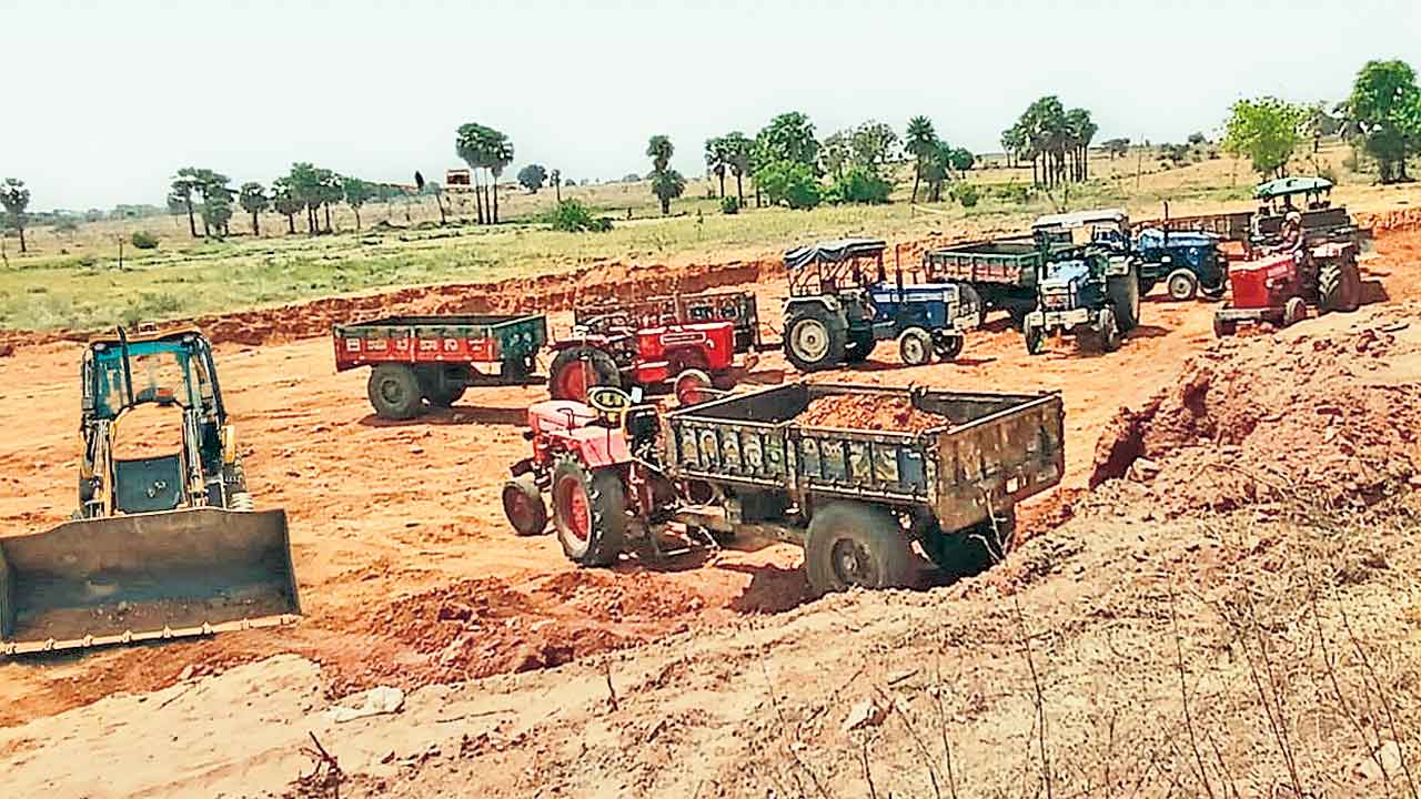 మాయమవుతున్న , చెరువులు, గుట్టలు!