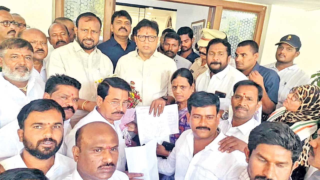 కాంగ్రెస్‌ నాయకులు రాజీనామాకు సిద్ధం