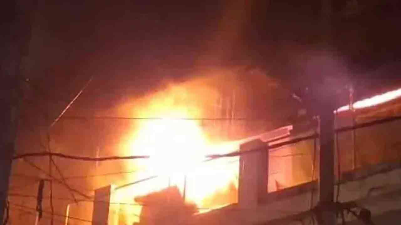 Hyderabad | చార్మినార్ వద్ద భారీ అగ్నిప్రమాదం.. బట్టల షాపులో ఎగిసిపడుతున్న అగ్ని కీలలు