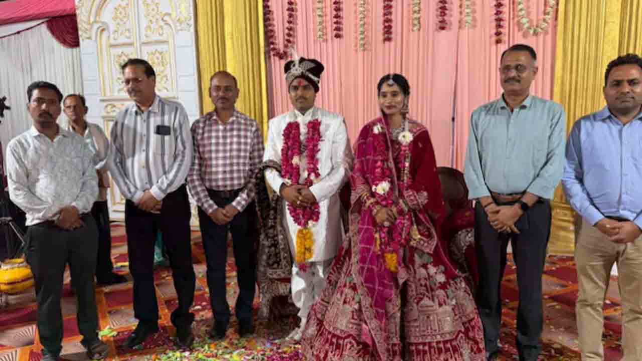 jailer, murder convict Married | జైలు అధికారిణి, హత్య కేసు ఖైదీ మధ్య   ప్రేమ.. వీహెచ్‌పీ ఆధ్వర్యంలో మతాంతర వివాహం