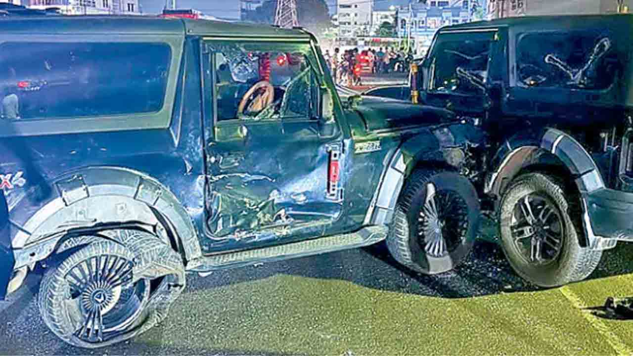 విజయవాడలో నడిరోడ్డుపై జీప్‌లతో ఢీకొట్టుకున్న యువకులు.. భయంతో పరుగులు తీసిన జనం