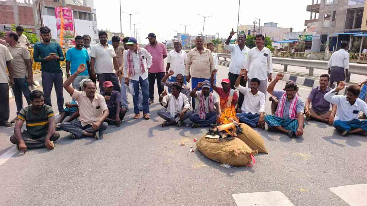 Jangaon Rural | ధాన్యం బస్తాలకు నిప్పుపెట్టి వరంగల్ -హైదరాబాద్ నేషనల్ హైవే పై రైతుల నిరసన