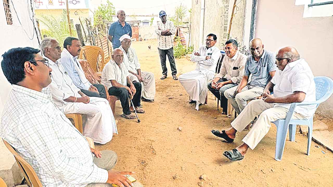 మాజీ మంత్రి పరామర్శ