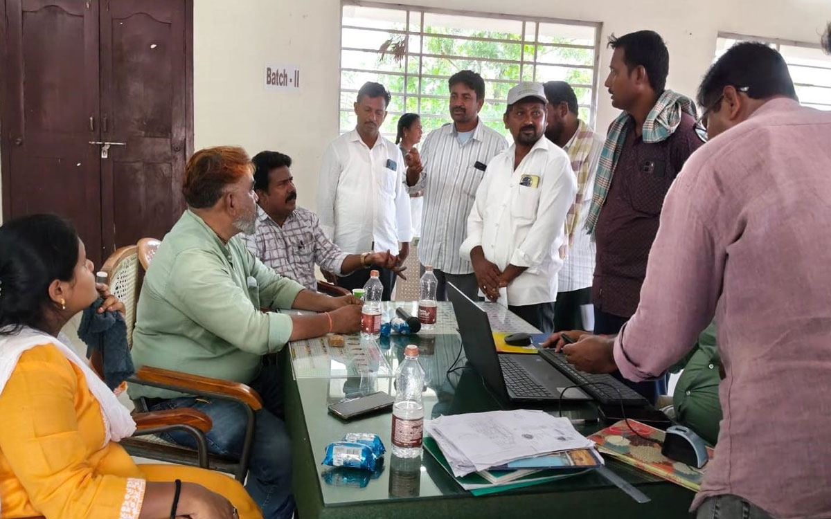 ధాన్యం కొనుగోళ్లలో జాప్యంపై అన్నదాతల ఆగ్రహం