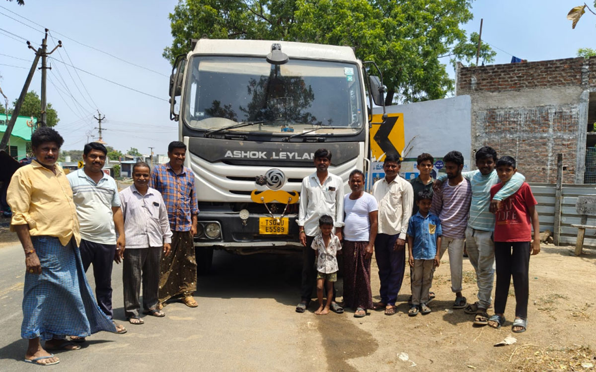 కాచిరాజుగూడెంలో మట్టి అక్రమ తవ్వకాలు.. అడ్డుకున్న డీవైఎఫ్ఐ నాయకులు