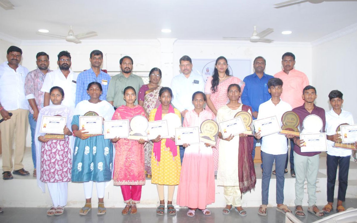 పదో త‌ర‌గ‌తిలో ఉత్తమ ప్ర‌తిభ చూపిన విద్యార్థుల‌కు ప్రతిభా పురస్కారాలు