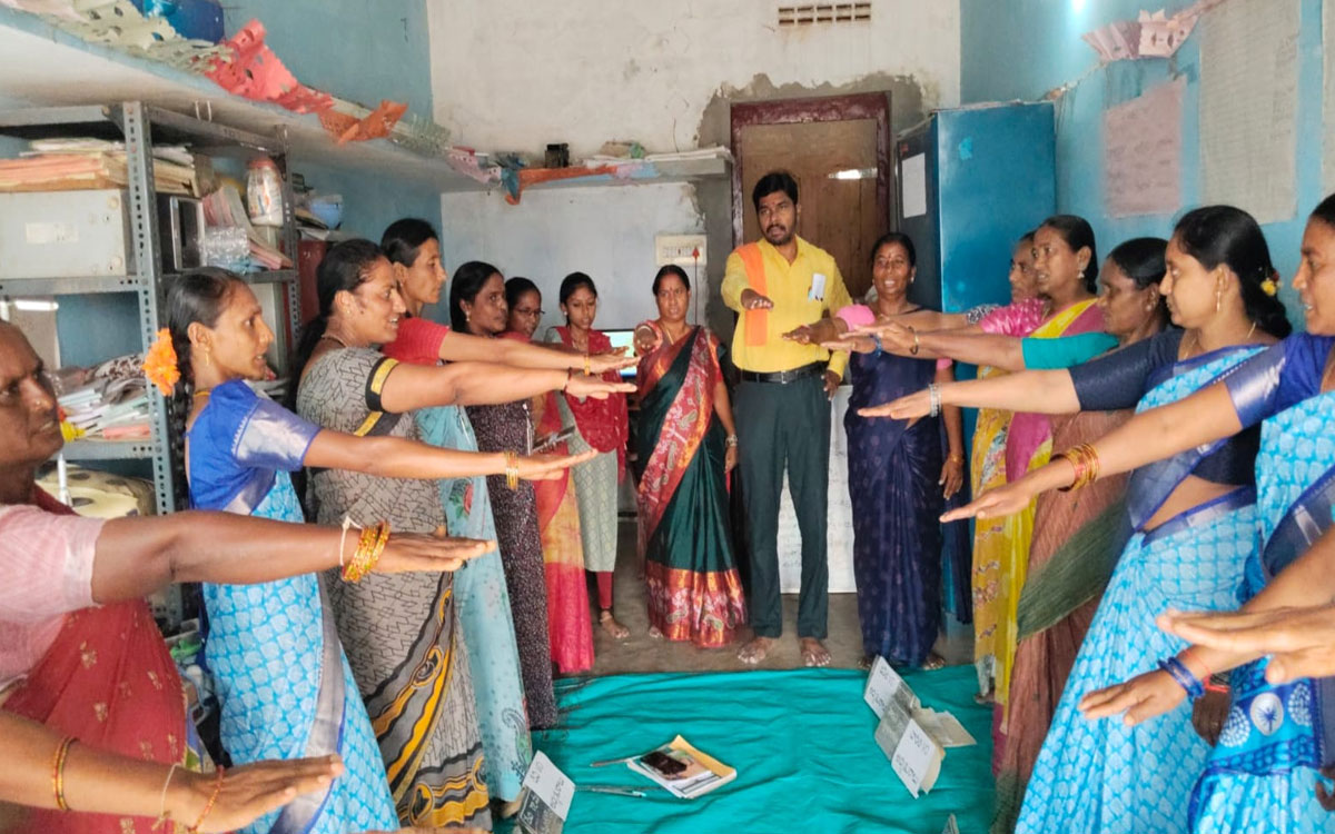 క్రమం తప్పకుండా పొదుపు అప్పులు చెల్లించాలి : ఏపీఎం వినోద్ క్రాంతి