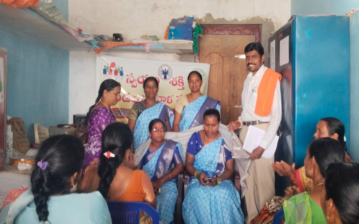 క‌ర‌క‌గూడెంలో ఉత్తమ గ్రామ సమాఖ్యలకు సన్మానం