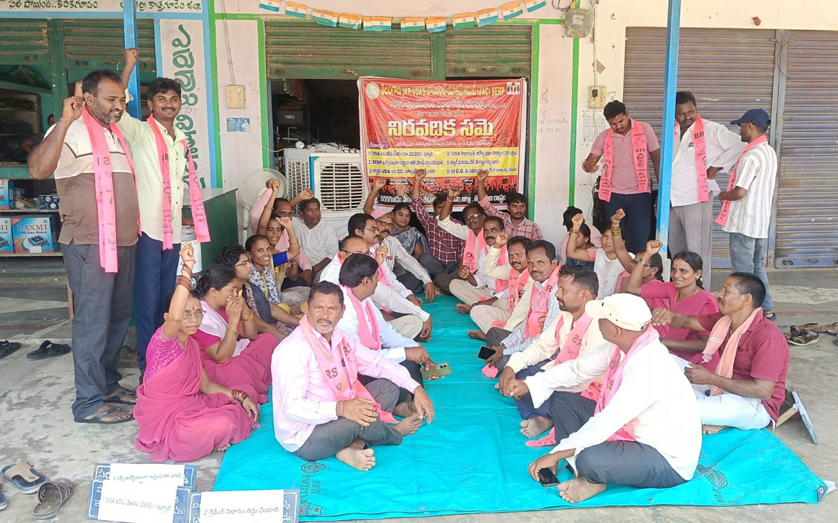 ‘వీఓఏల‌ డిమాండ్లు తక్షణమే పరిష్కరించాలి’