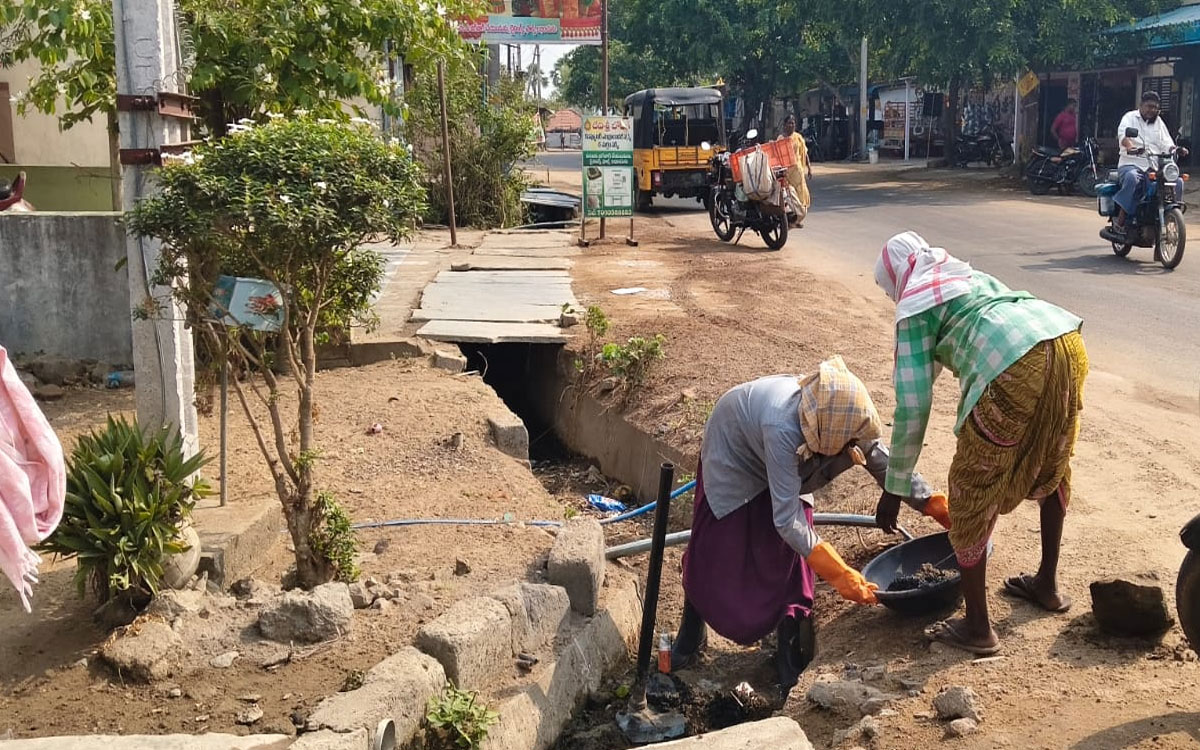 క‌ర‌క‌గూడెంలో మురుగు కాల్వ‌లు శుభ్రం