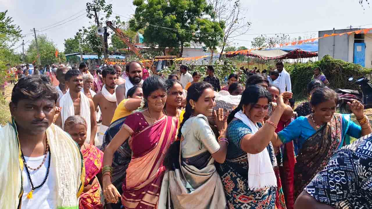 Karepalli | అంగరంగ వైభవంగా ధ్వజస్తంభ, గ్రామదేవతల ప్రతిష్ట..!