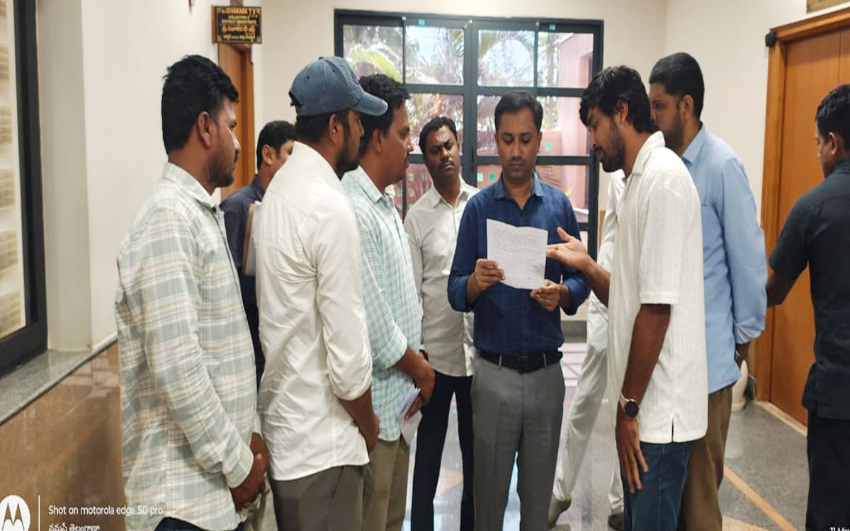 పంచాయితీ కార్యదర్శుల సమస్యలపై కలెక్టర్‌కు వినతి