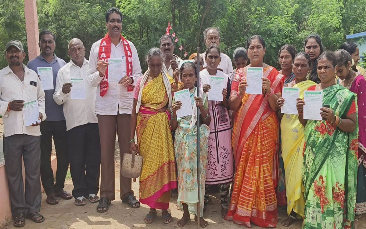 ‘కేవైసీ పేరుతో ఉపాధి కూలీల కుదింపున‌కు కుట్ర’