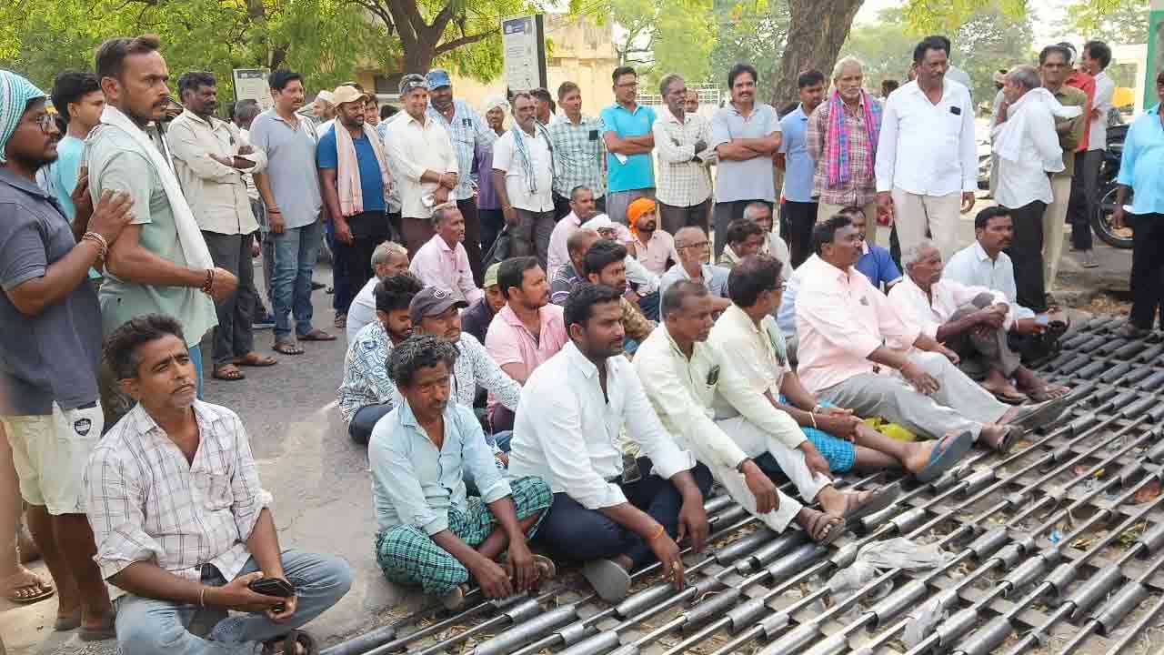 Karimnagar Farmers | ముక్కల కొనుగోలులో జాప్యంపై రైతుల ఆందోళన.. కరీంనగర్ మార్కెట్ కమిటీ గేట్ మూసి వేసి ఆందోళన