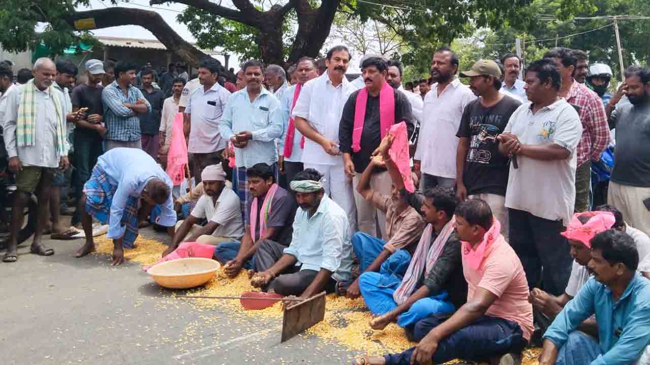 తడిసిన ధాన్యం కొనుగోలు చేయాలని జాతీయ రహదారిపై రైతుల రాస్తారోకో..భారీగా ట్రాఫిక్‌ జామ్‌