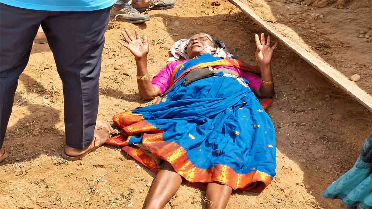 మమ్మల్ని చంపి భూములు తీసుకోండి.. కోహెడలో జేసీబీలకు అడ్డంగా పడుకున్న మహిళలు
