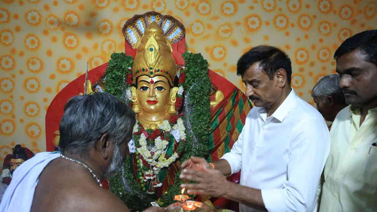 Kotha Prabhakar Reddy | కొత్తపల్లి ఎల్లమ్మ తల్లిని దర్శించుకున్న దుబ్బాక ఎమ్మెల్యే కొత్త ప్రభాకర్ రెడ్డి