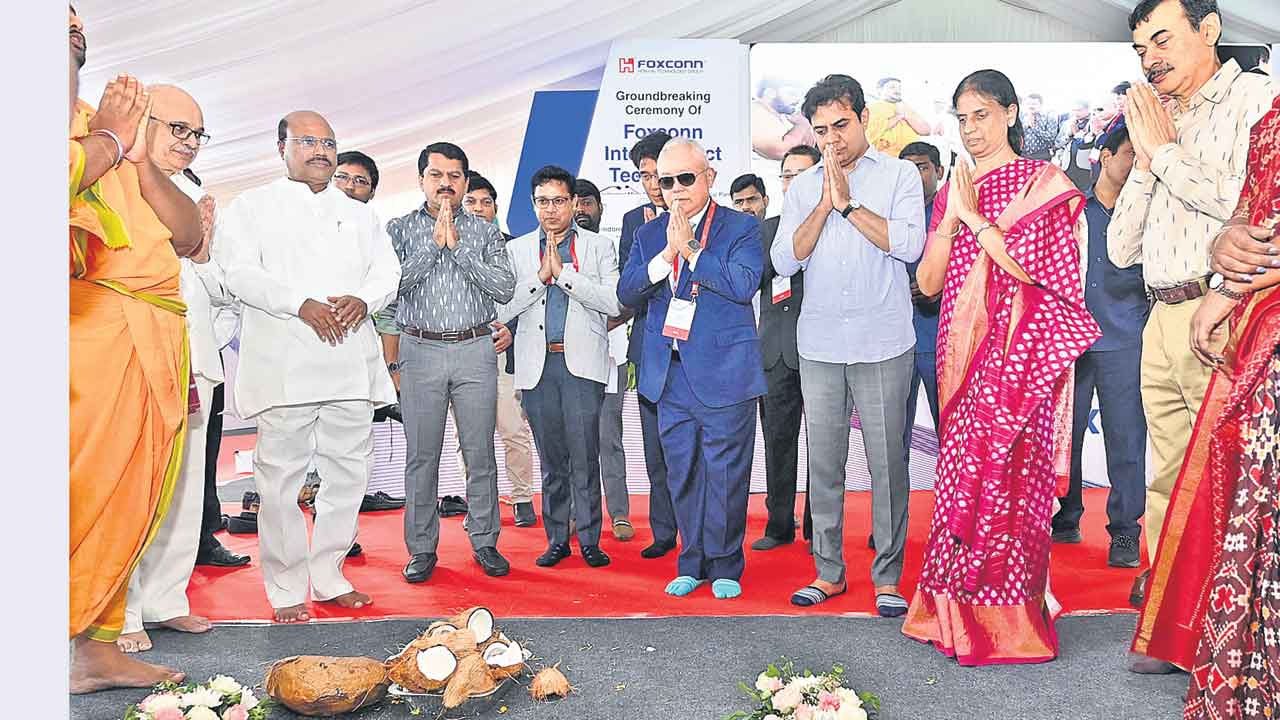 పారిశ్రామిక ప్రగతిలో ఫాక్స్‌కాన్‌ మకుటం