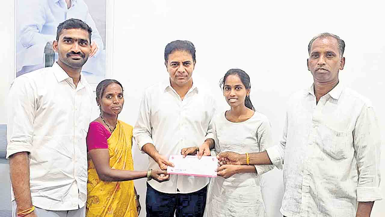 మెడికల్‌ స్టూడెంట్‌ గౌరికి కేటీఆర్‌ భరోసా