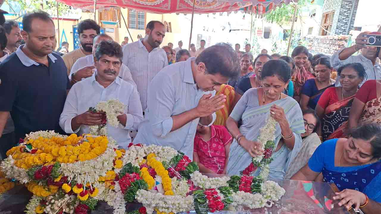 Kasarla Padma | కౌన్సిలర్ కాసర్ల పద్మ భౌతికకాయానికి కేటీఆర్ నివాళులు