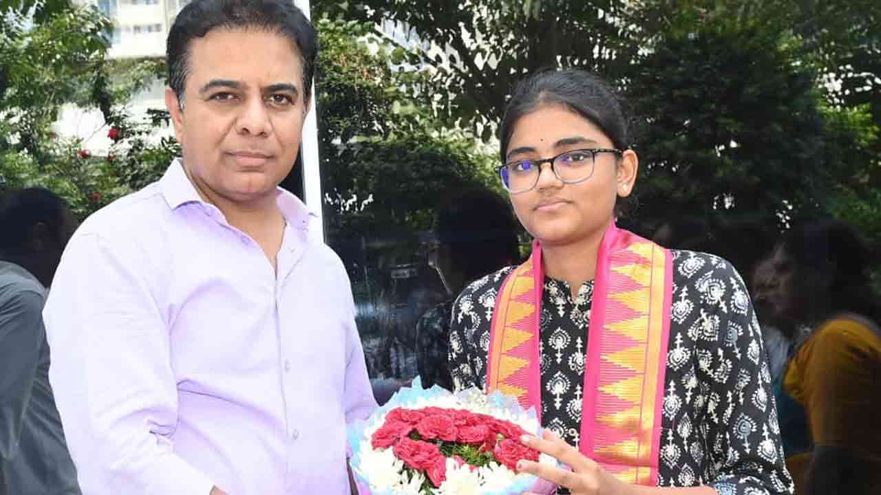 TG EAPCET 2026 టాపర్‌ రుషిని సన్మానించిన కేటీఆర్