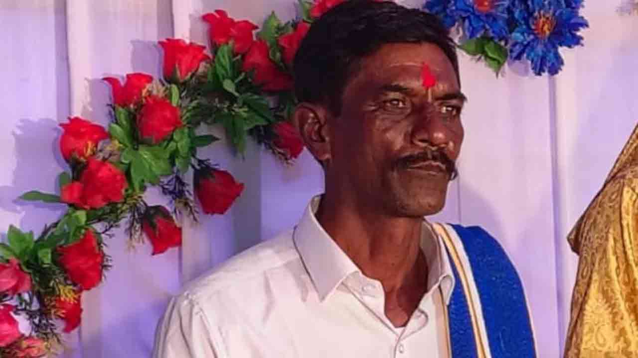 పంటపొలంలో కుళ్లిపోయిన మృతదేహం లభ్యం.. మాగనూరులో ఘటన