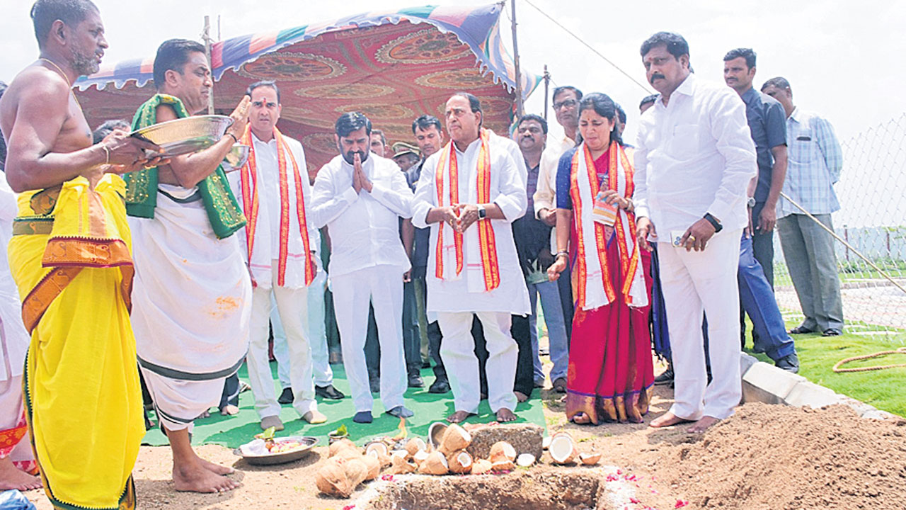 పాత శంకుస్థాపనలు.. కొత్త శిలాఫలకాలు